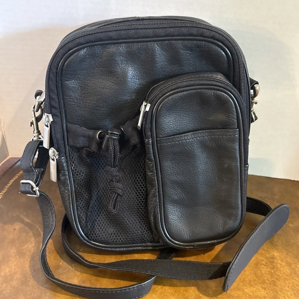 Vtg 80's Wilson's Leather Black Messenger Shoulder Bag Camera Vacation Travel